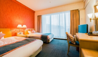 TWIN ROOM