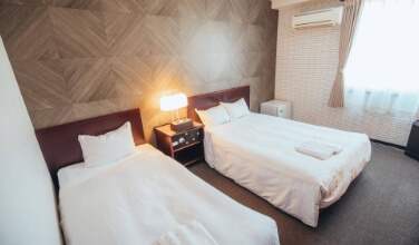 TWIN ROOM