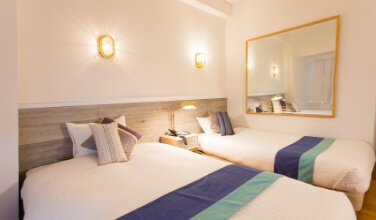 TWIN ROOM