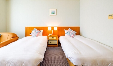 TWIN ROOM