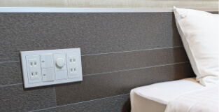 ベッド付近にコンセント完備