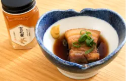 甑島産はちみつを使用した薩摩黒豚角煮