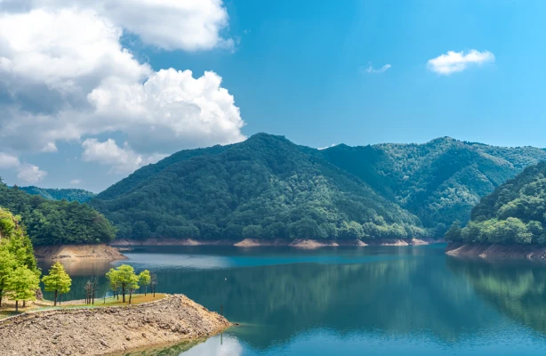 黒川ダムの湖面と山々