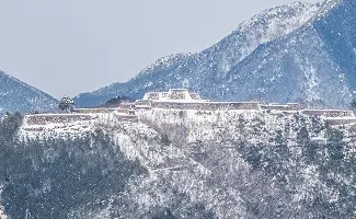 雪に覆われた山上の竹田城跡（冬）