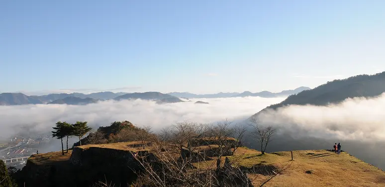 雲海の上に山城の石垣が顔を出す、竹田城跡からの眺め