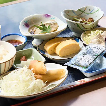 朝食の和定食（天ぷらや小鉢が並ぶ膳）