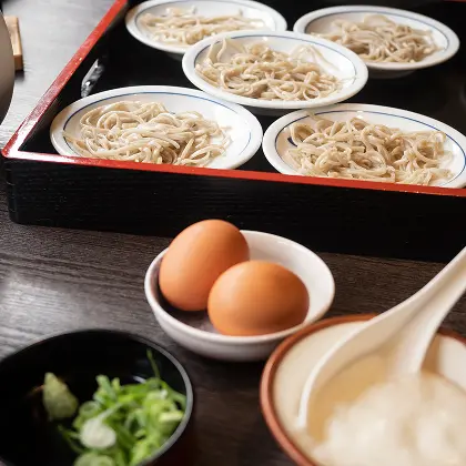 朝食の和定食（小鉢と卵のついた膳）