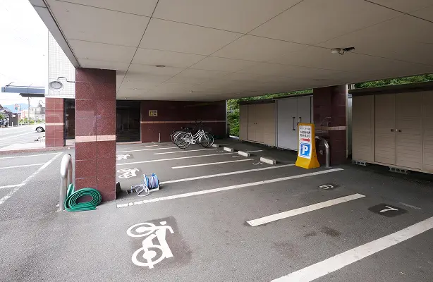屋根付きのバイク・自転車用駐車スペース