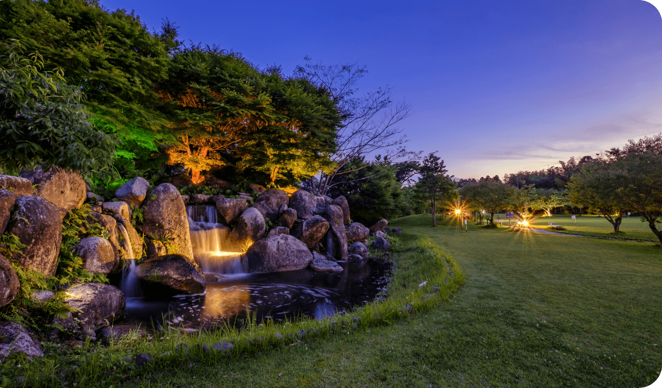 夜の庭と滝